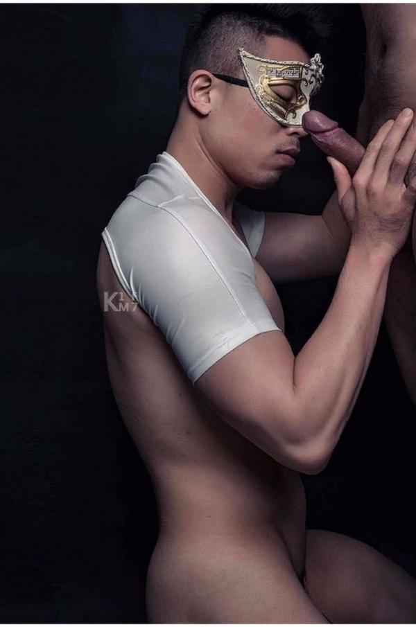 BE-A-MODEL-1-創刊號-X-ISSUE-面具男的情慾世界